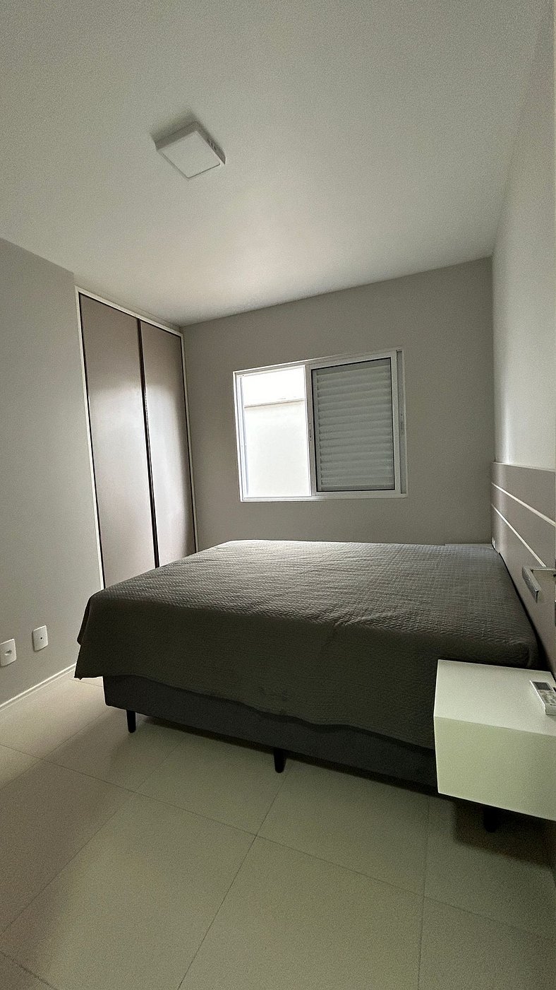 Apartamento, 2 quartos, suíte e Ar, perto da praia