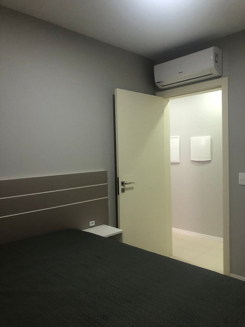 Apartamento, 2 quartos, suíte e Ar, perto da praia