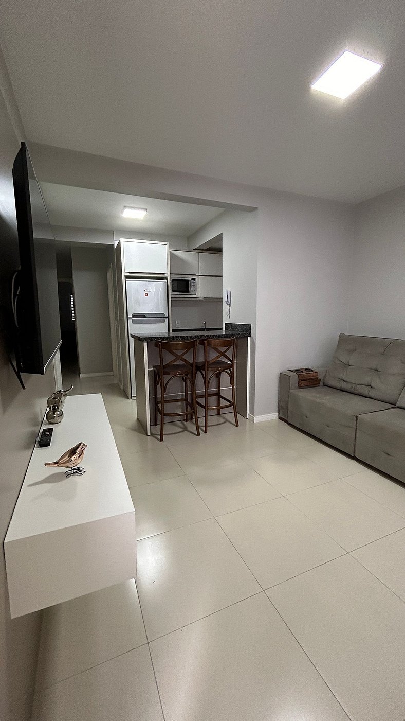 Apartamento, 2 quartos, suíte e Ar, perto da praia