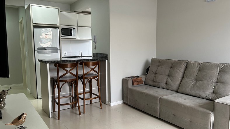 Apartamento, 2 quartos, suíte e Ar, perto da praia