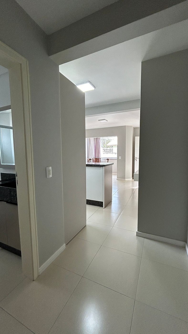 Apartamento, 2 quartos, suíte e Ar, perto da praia