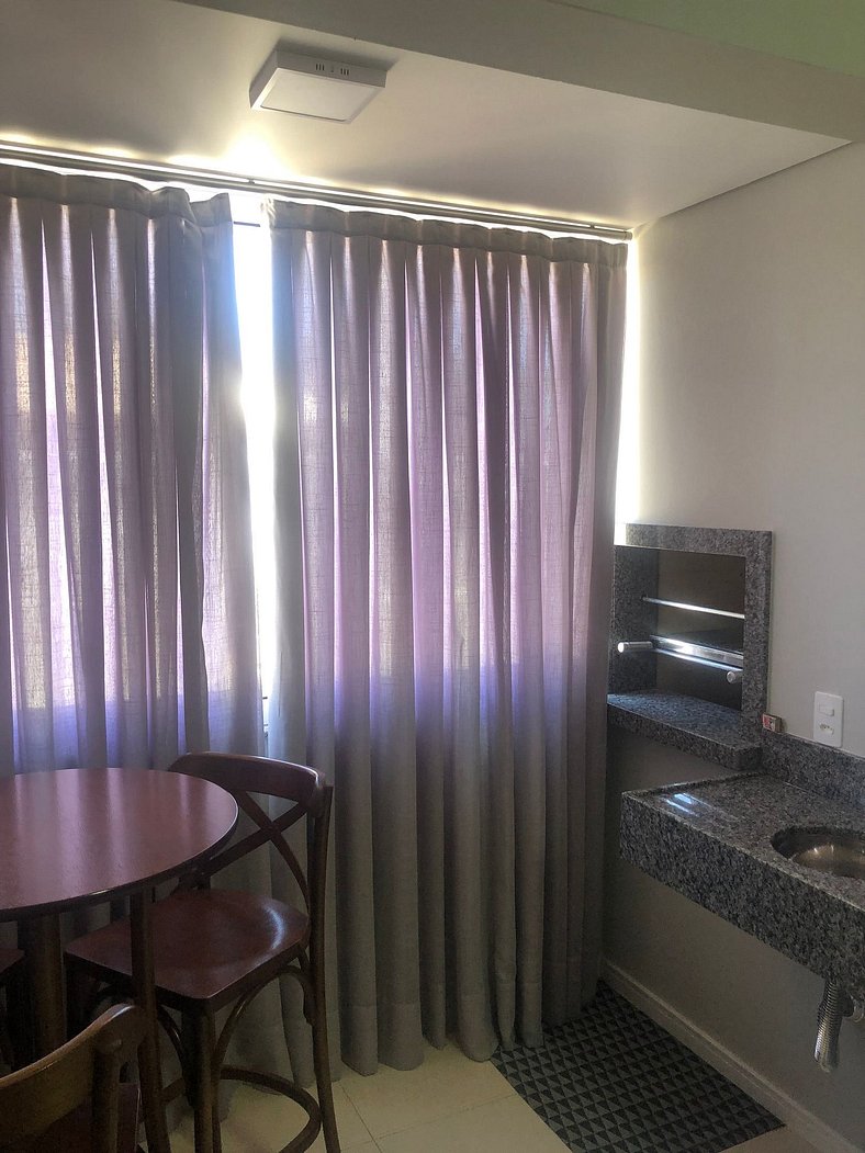 Apartamento, 2 quartos, suíte e Ar, perto da praia