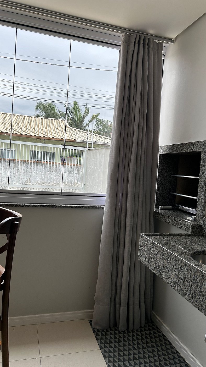 Apartamento em prédio a 250 metros da praia