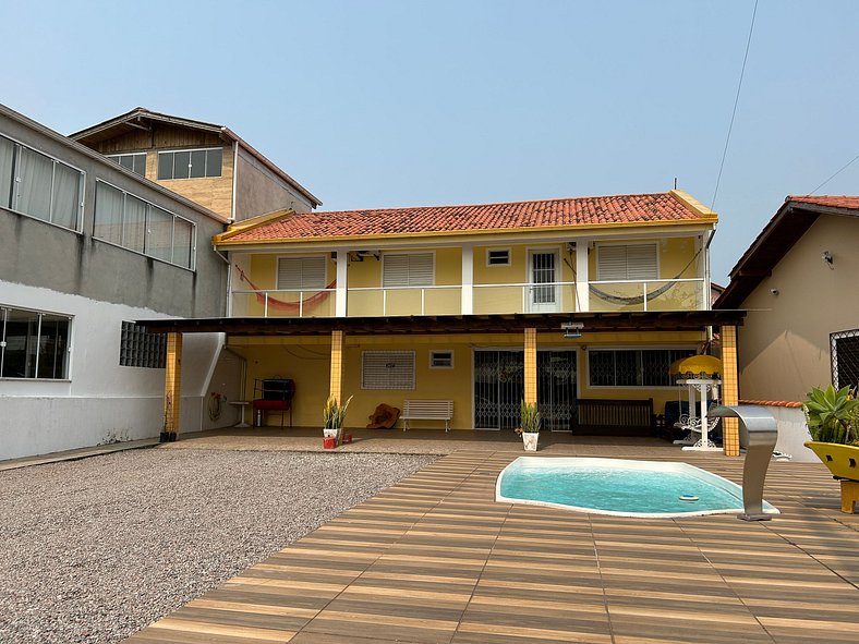 casa amarela com piscina14 pessoas