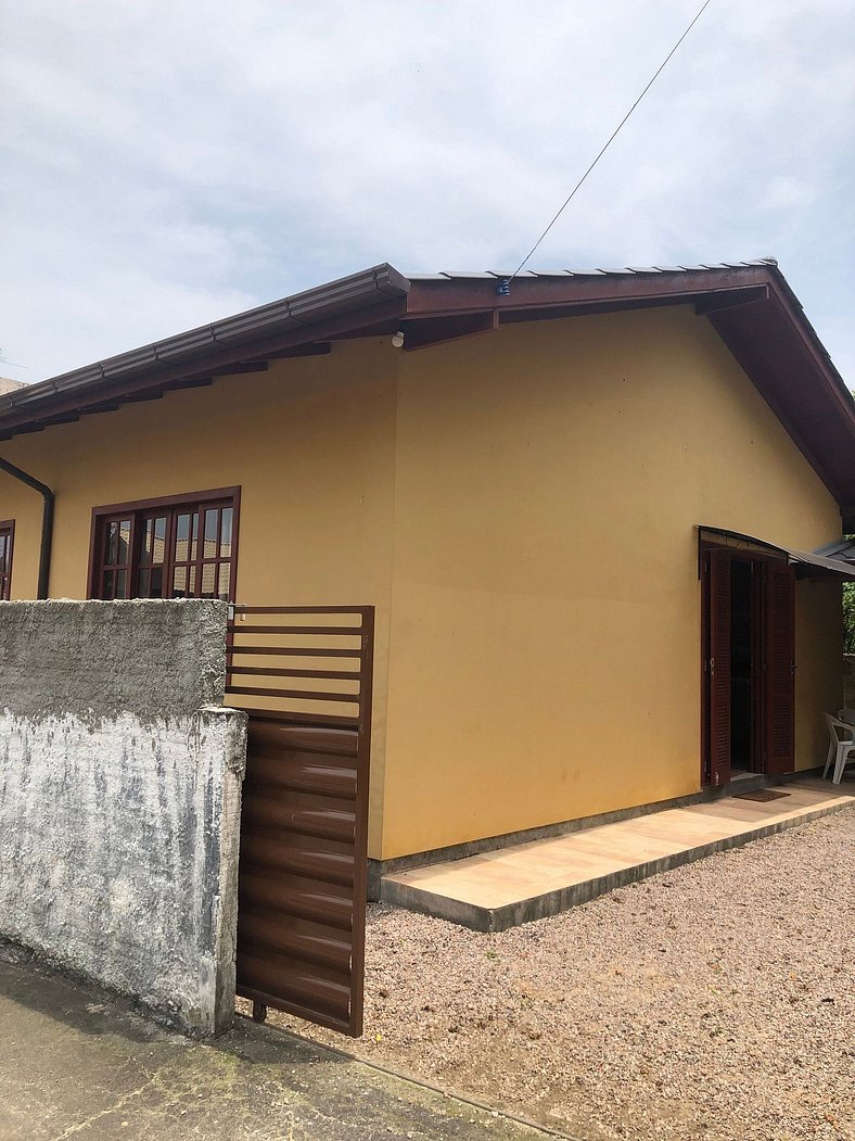 Casa Sol e Mar próxima da praia, com ar