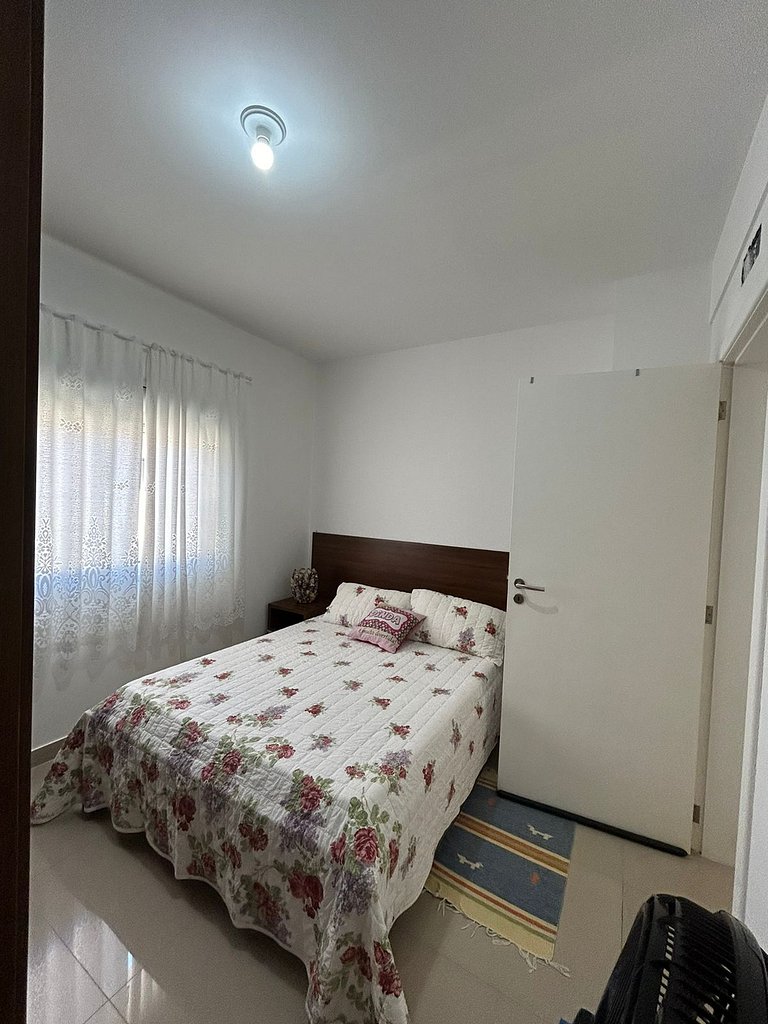 Duplex com três quartos a 400 metros da praia