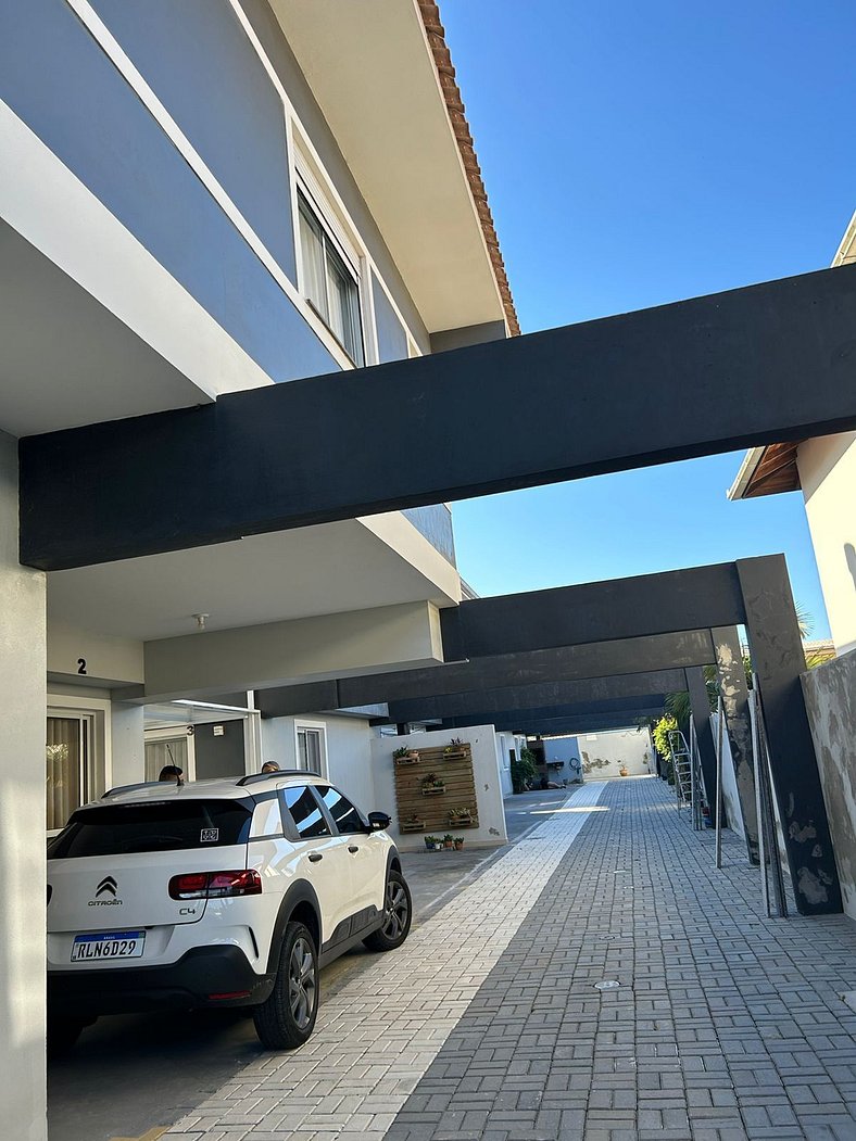 Duplex com três quartos a 400 metros da praia