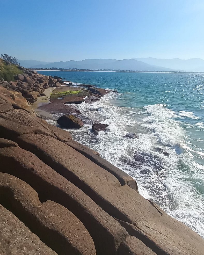 pé na areia com piscina