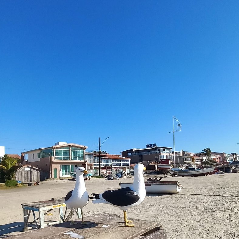 pé na areia com piscina