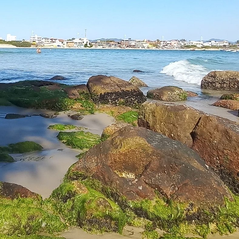 pé na areia com piscina