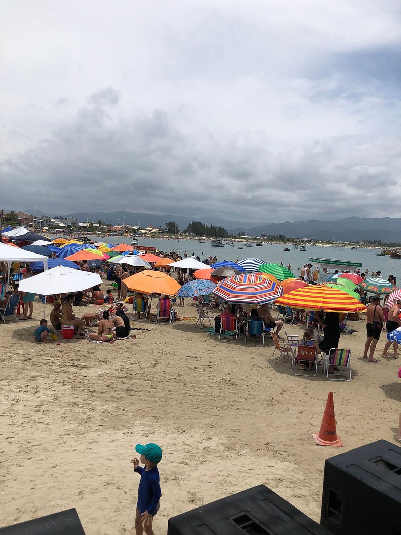 pé na areia com piscina