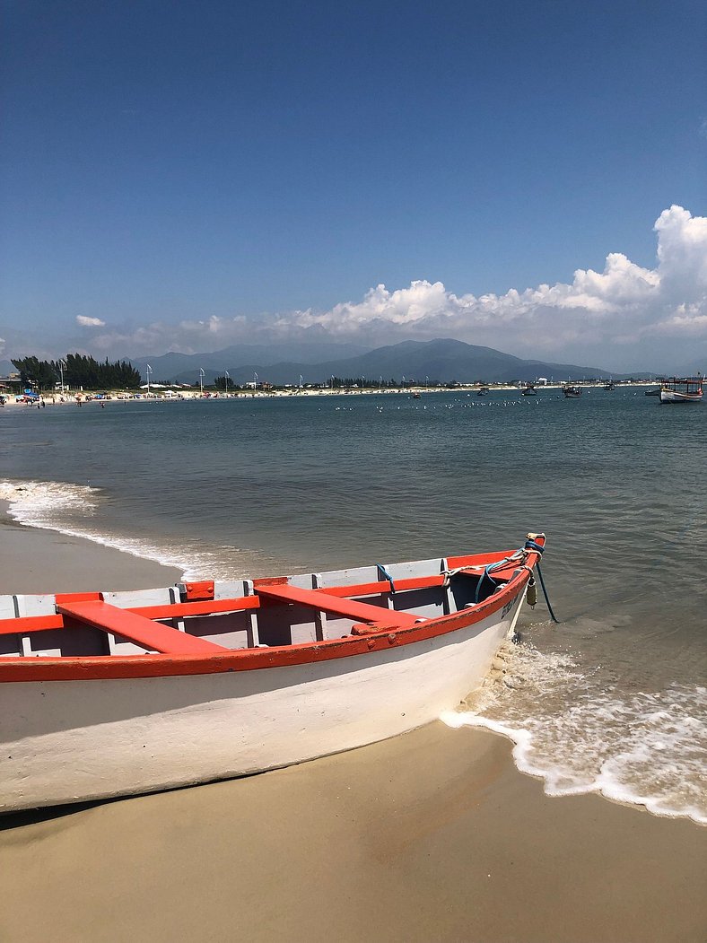 pé na areia com piscina