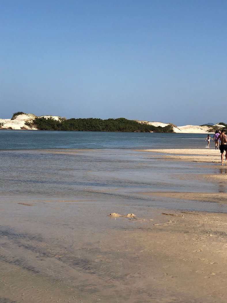 pé na areia com piscina