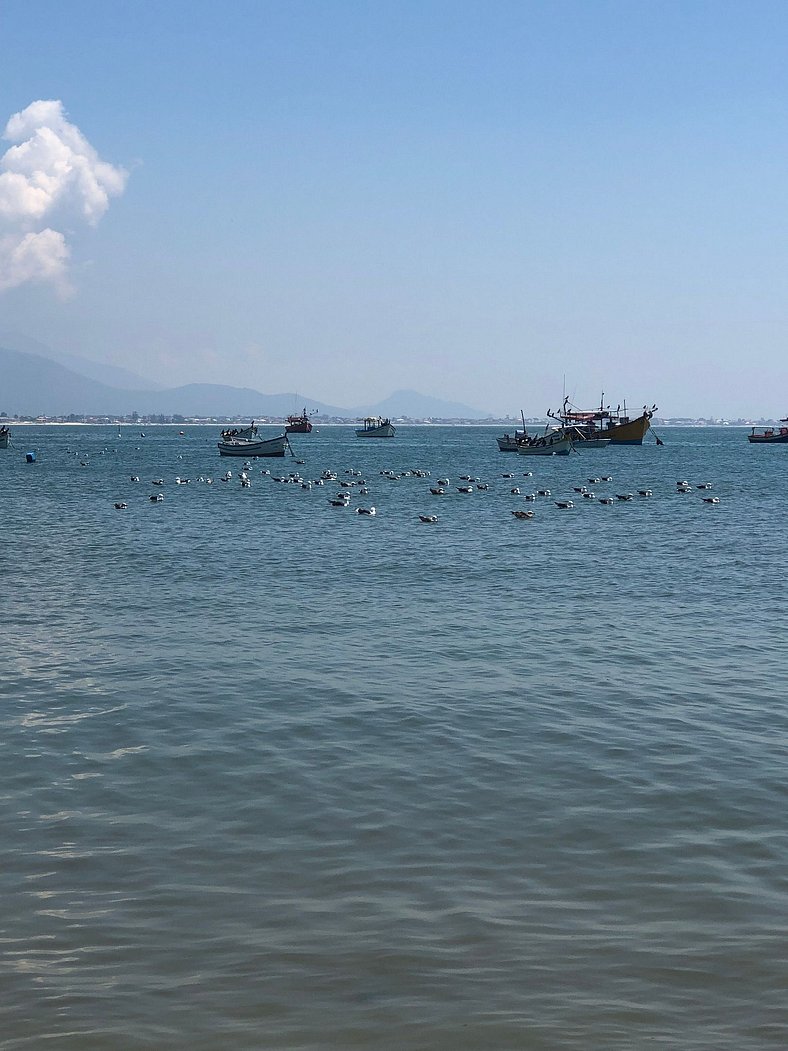 pé na areia com piscina