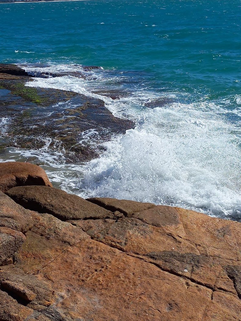 pé na areia com piscina